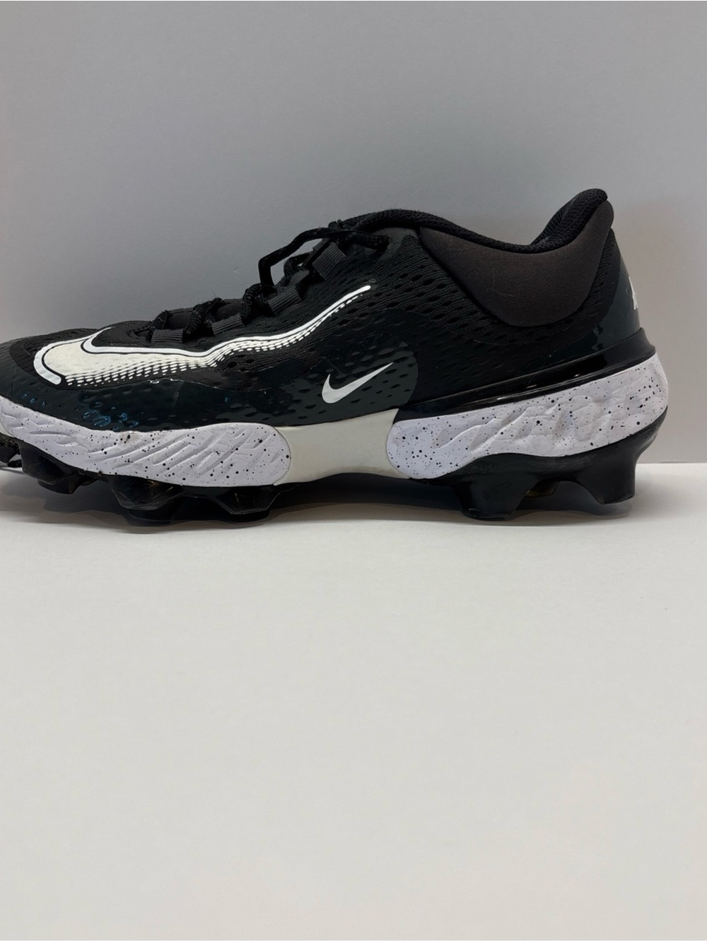 Nike men’s  Black & White Athletic Cleats with Speckled Midsole size 9